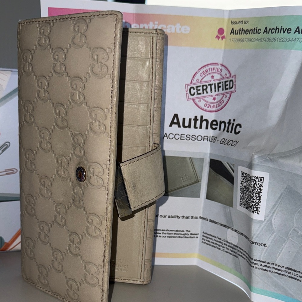 Authentic Gucci included COA certification Gold Embossed wallet - Picture 2 of 16